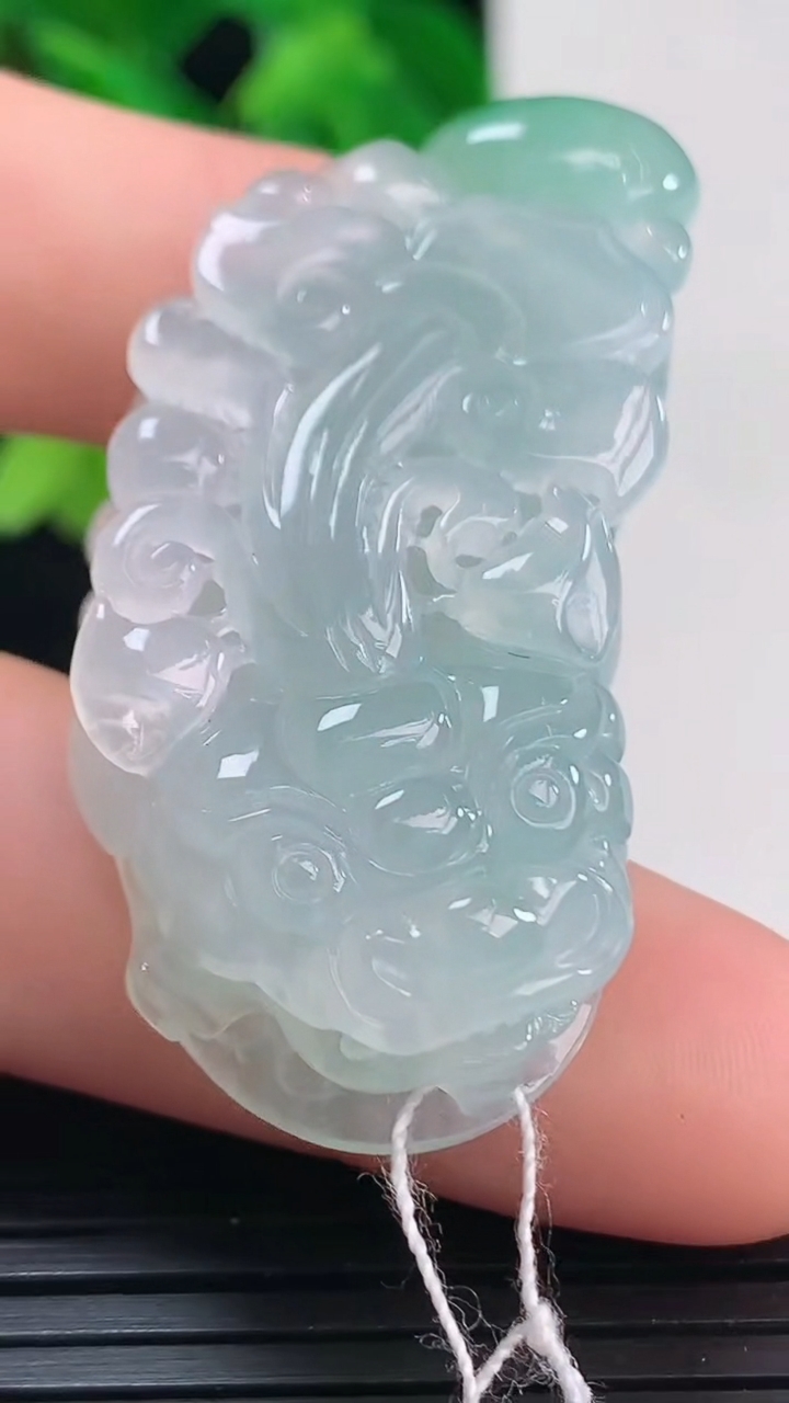 天然A货翡翠貔貅吊坠尺寸43.6-21.3-10.9重量:20.71g
4月10日