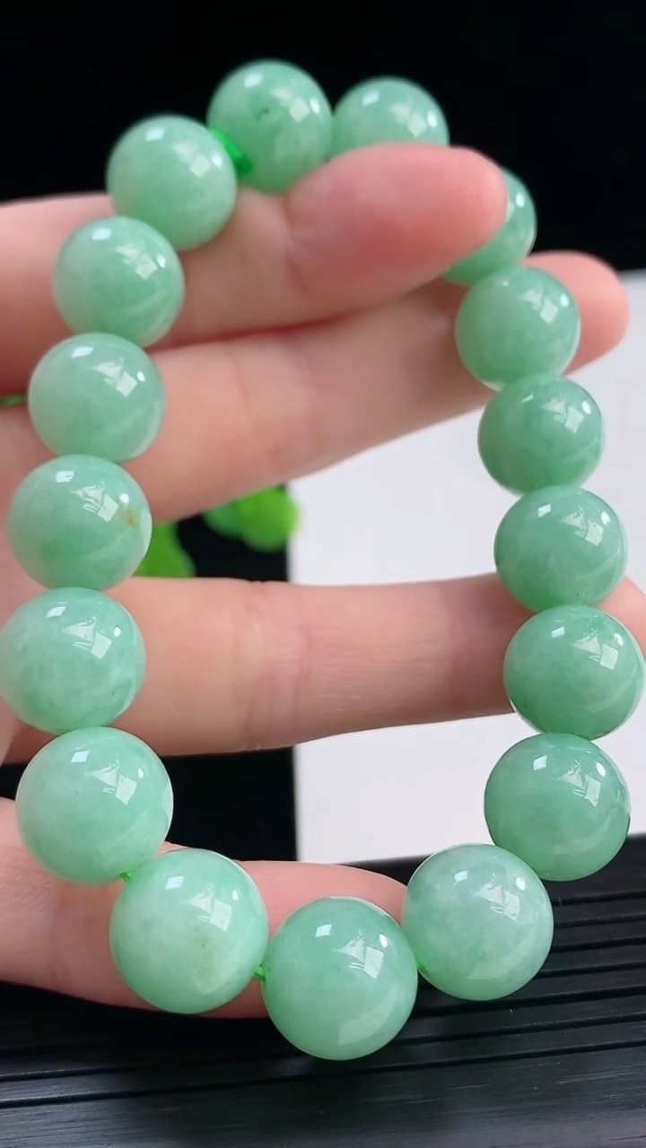 天然A货翡翠圆珠手串尺寸11.7-17颗重量:48.14g4月10日
工厂直销收藏佳品,种好水足，色