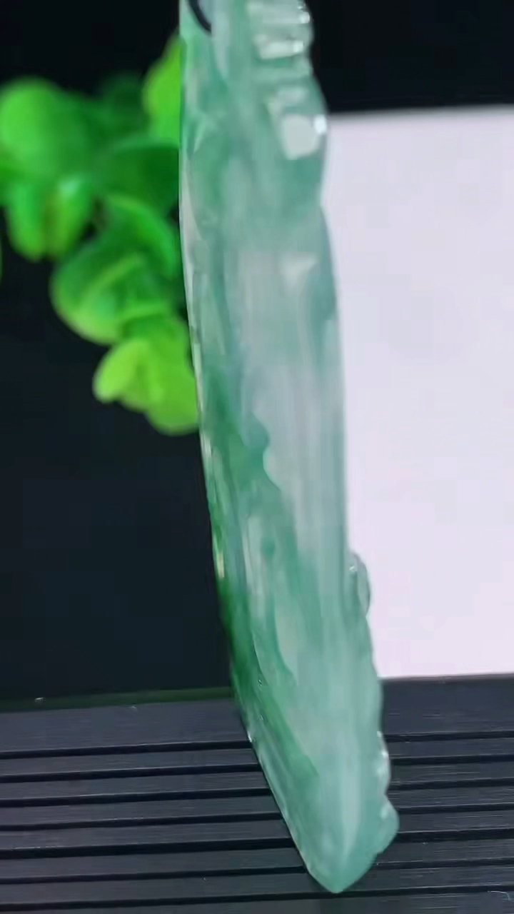 天然A货翡翠种飘花阿弥陀佛吊坠尺寸63.9-28.1-5.3重量:22.92g
4月10日