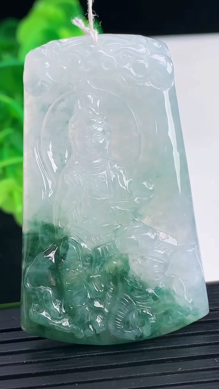 天然A货翡翠飘花普贤菩萨吊坠尺寸52.5-32.3-5.3重量:21.18g
4月10日