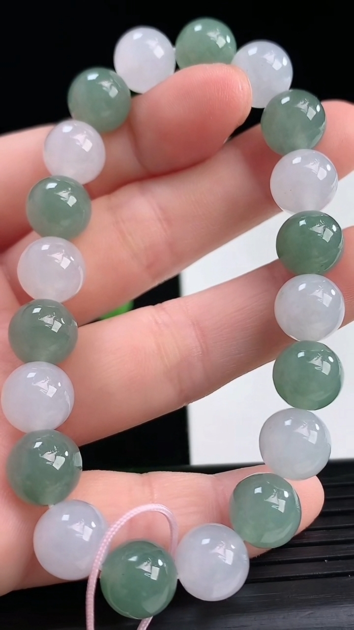 天然A货翡翠圆珠手串尺寸9.2-20颗重量:28.74g4月10日
工厂直销收藏佳品,种好水足，色泽均匀，有种有色，上手高大气！