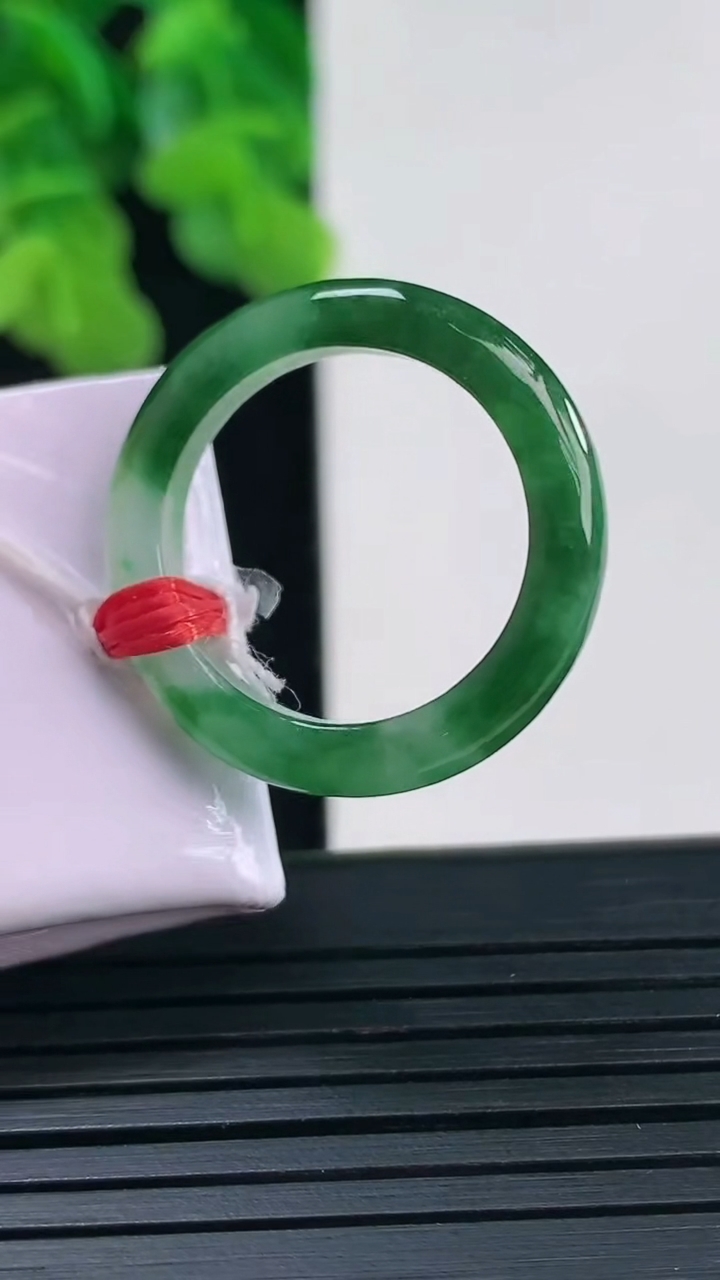 天然A货翡翠指环戒指尺寸18.1-3.7-3.3重量:3.92g2026年4月10日
工厂直销收藏佳品,种好水足，色泽均匀，有种有色，上手高大气！