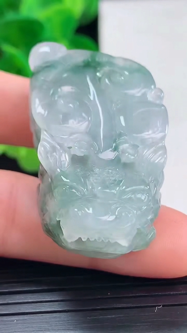 天然A货翡翠飘花貔貅吊坠尺寸43.7-23.7-14.3重量:33.61g
4月10日