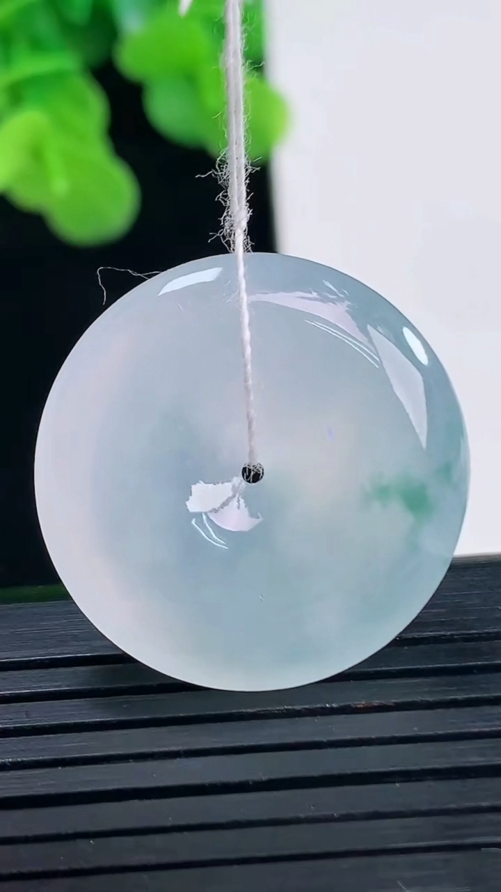 天然A货翡翠种飘花平安扣吊坠尺寸25.8-5.5重量:7.95g
4月10日