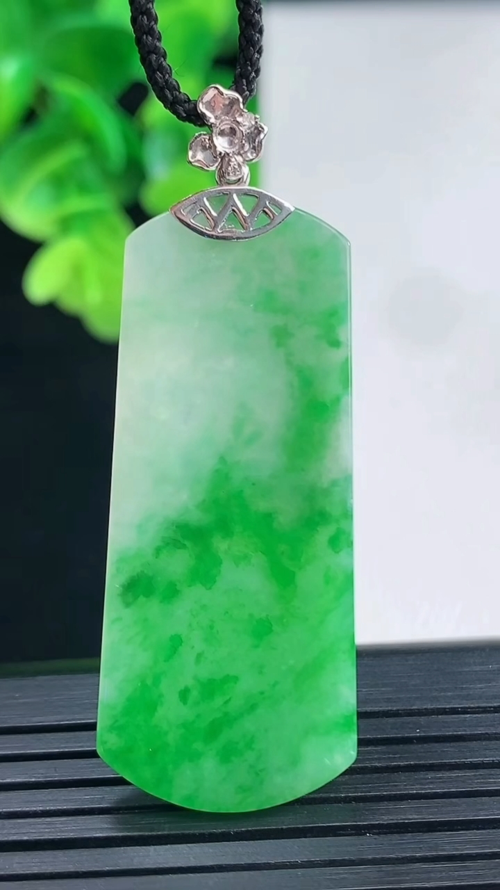 天然A货翡翠无事牌吊坠尺寸44.3-18.5-2.4重量:6.34g
4月10日