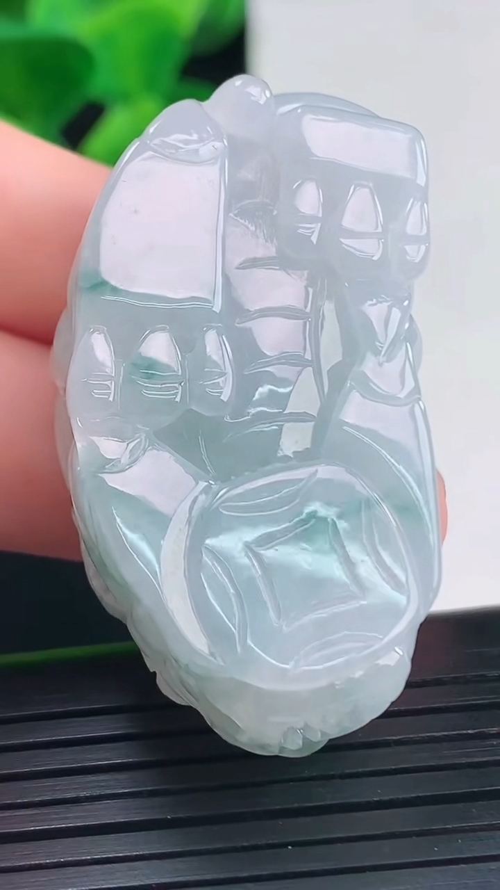 天然A货翡翠飘花貔貅吊坠尺寸44.3-23.5-14.2重量:34.69g
4月10日