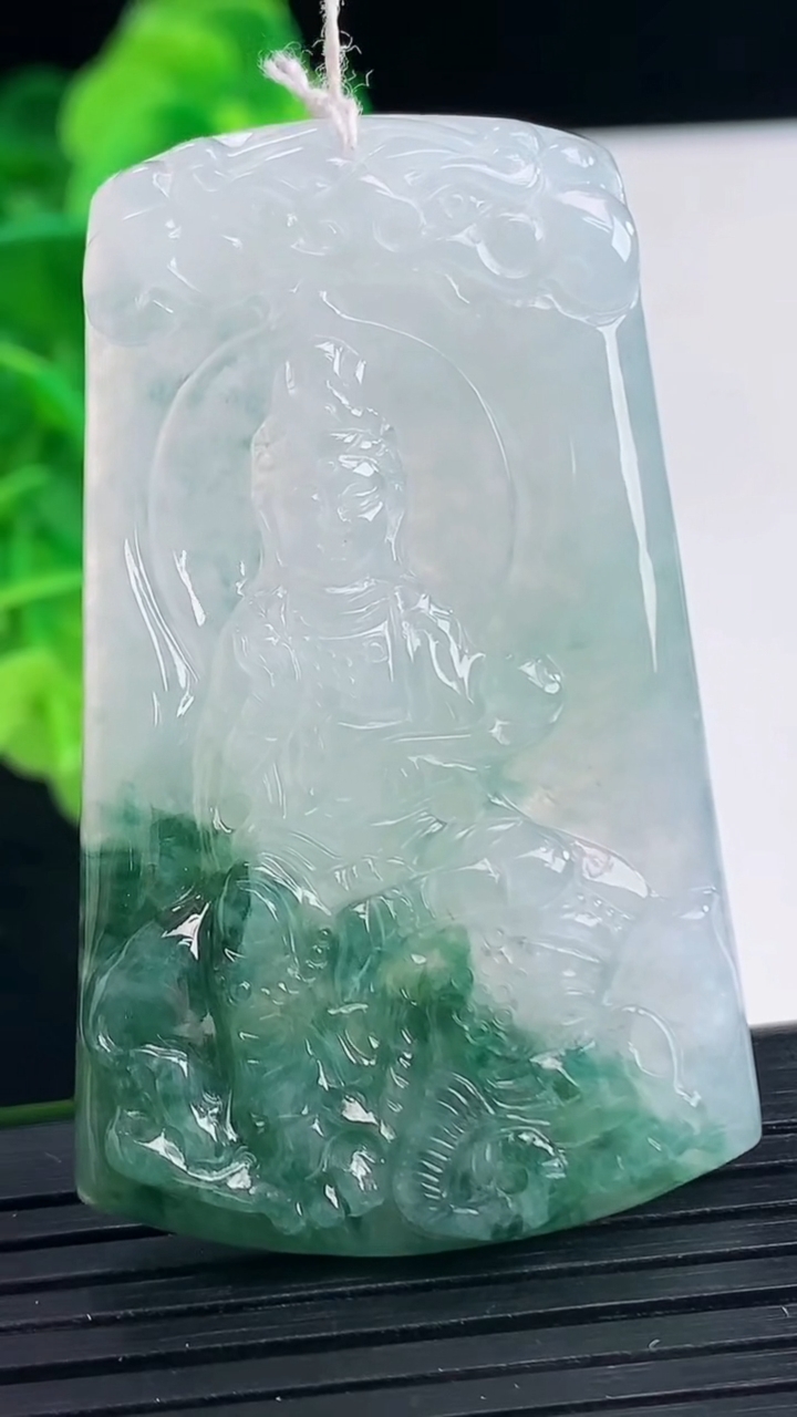 天然A货翡翠飘花普贤菩萨吊坠尺寸52.5-32.3-5.3重量:21.18g
4月10日