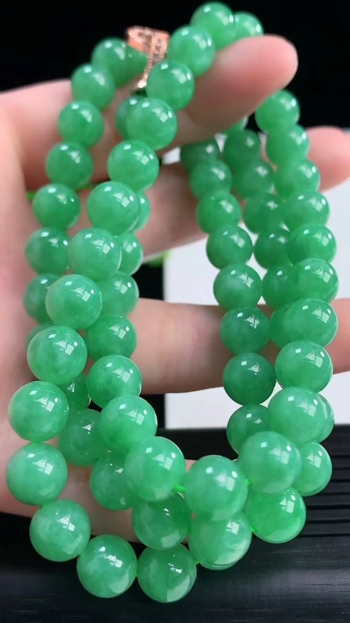 天然A货翡翠圆珠项链尺寸7.8-73颗重量:66.35g
4月10日
