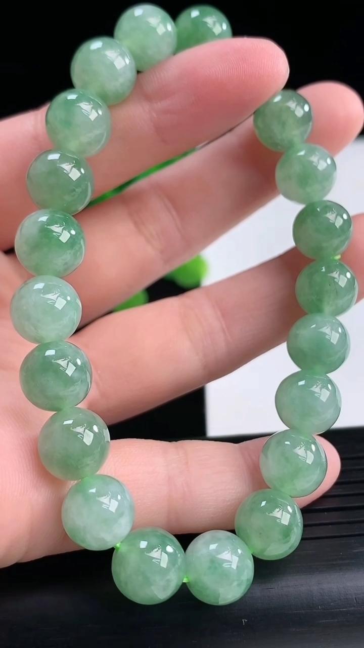 天然A货翡翠圆珠手串尺寸9-21颗重量:28.85g4月10日
工厂直销收藏佳品,种好水足，色泽均匀