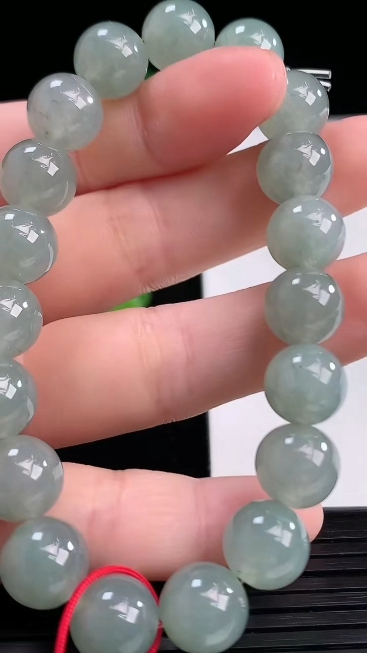 天然A货翡翠圆珠手串尺寸9.7-19颗重量:31.55g4月10日
工厂直销收藏佳品,种好水足，色泽均匀，有种有色，上手高大气！