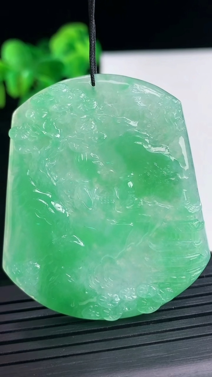天然A货翡翠山水牌吊坠尺寸53.2-45-4.8重量:26.14g
4月10日