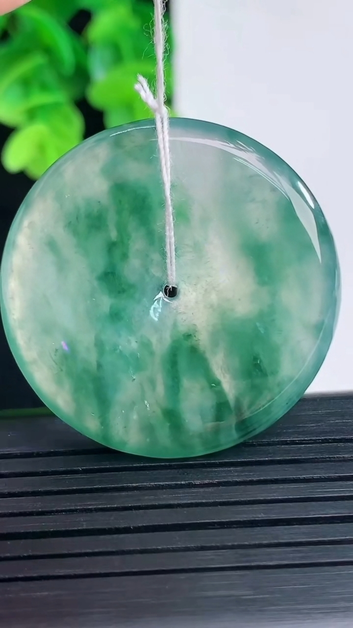 天然A货翡翠种飘花平安扣吊坠尺寸35.3-5.3重量:15.26g
4月10日