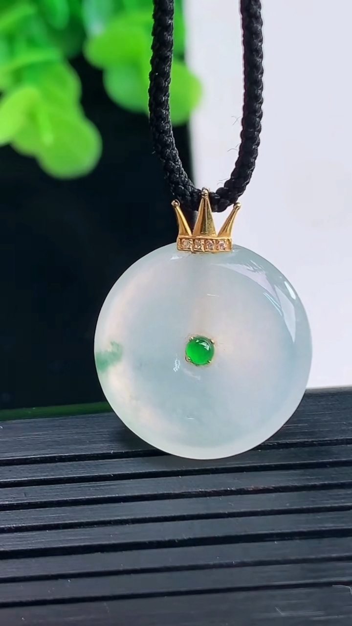 天然A货翡翠种飘花平安扣吊坠尺寸19.5-4.4重量:4.04g
4月10日