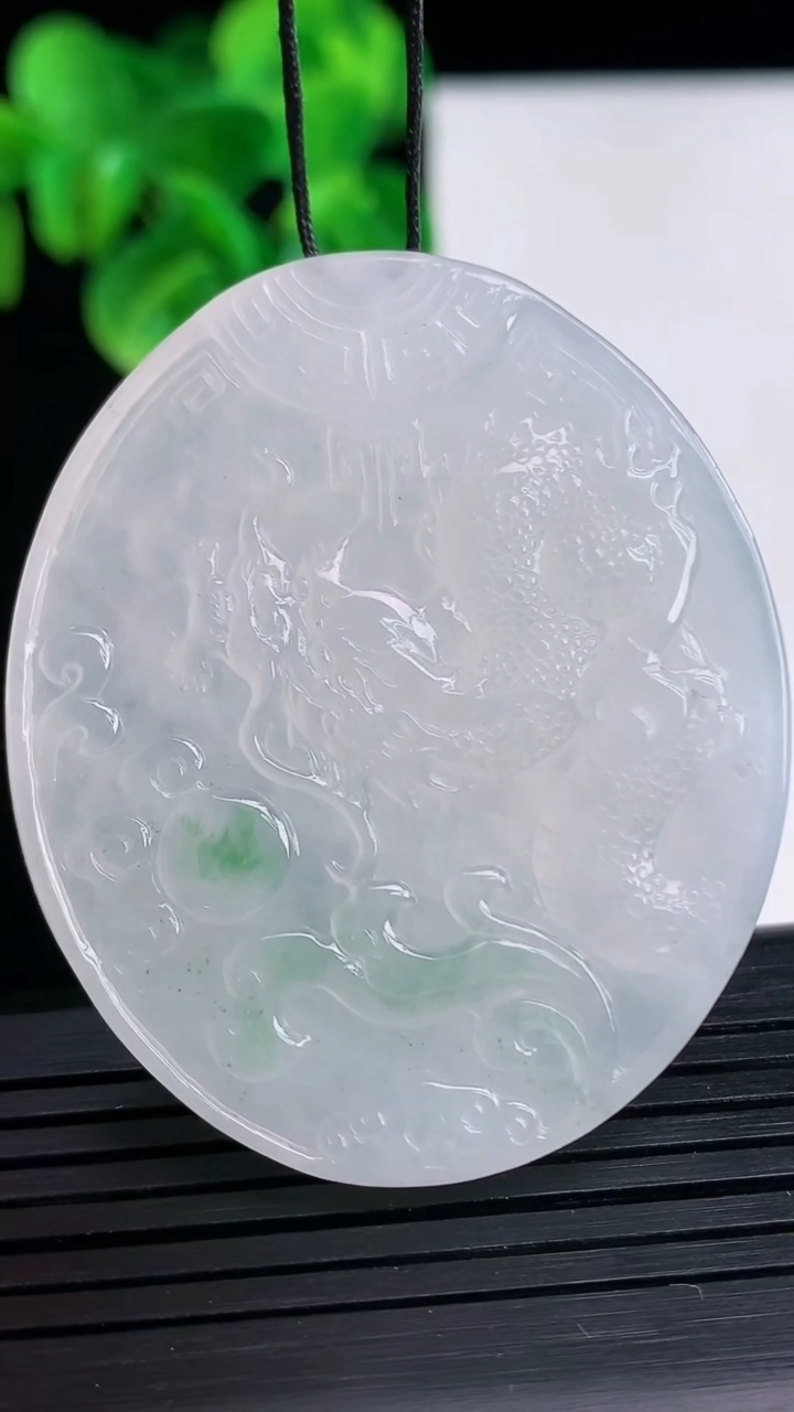 天然A货翡翠飘花龙牌吊坠尺寸48.7-41.1-4.6重量:24.33g
4月10日