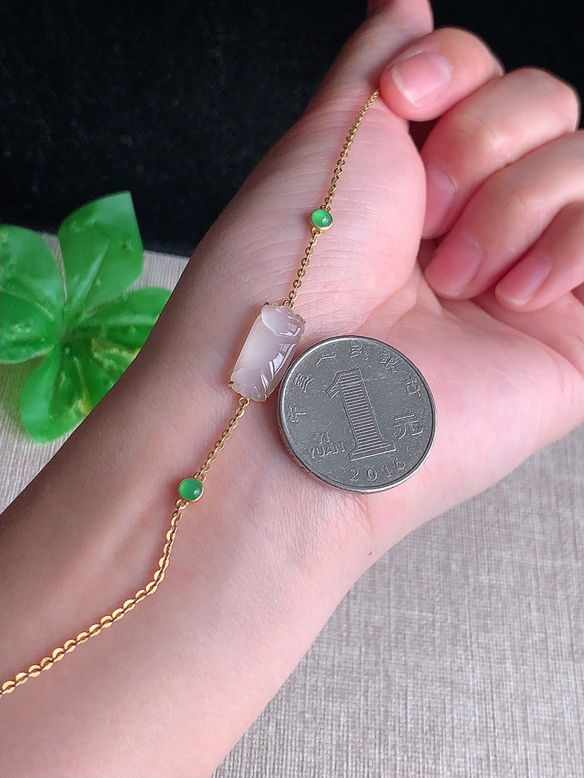 天然A货翡翠18K金镶嵌白冰白月光如意手链 
尺寸15.8-7.2-3.5mm 重量2.05g 0409