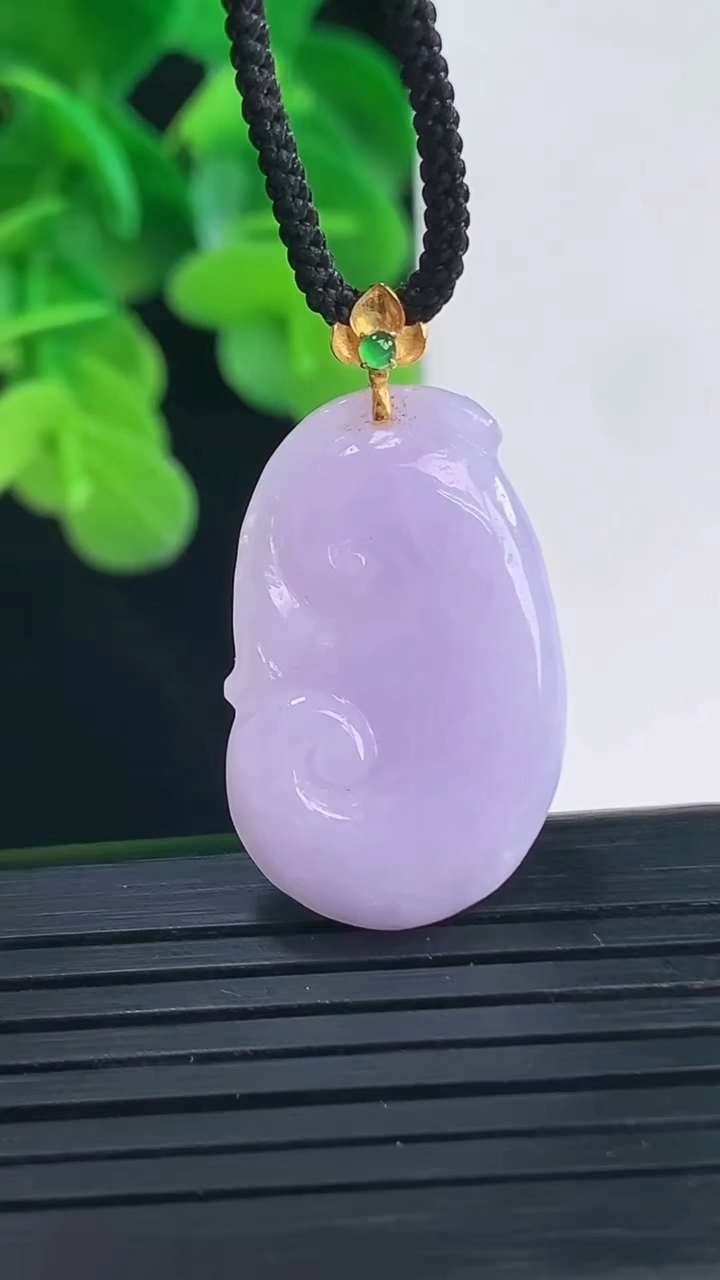 天然A货翡翠18K金紫罗兰如意吊坠尺寸30.8-16.4-3.8重量:3.96g
4月10日