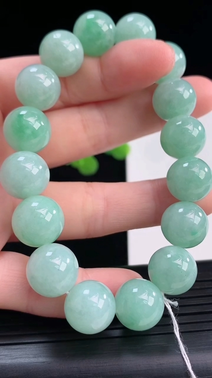 天然A货翡翠圆珠手串尺寸11.7-16颗重量:47.58g4月10日
工厂直销收藏佳品,种好水足，色