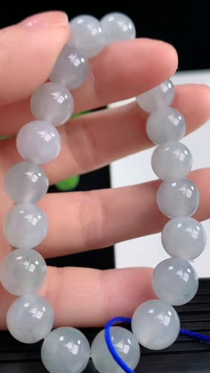 天然A货翡翠飘花圆珠手串尺寸9.8-19颗重量:32.89g4月10日
工厂直销收藏佳品,种好水足，色泽均匀，有种有色，上手高大气！