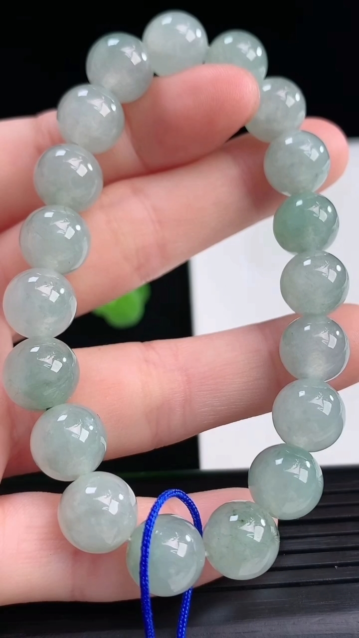 天然A货翡翠飘花圆珠手串尺寸9.6-19颗重量:29.90g4月10日
工厂直销收藏佳品,种好水足，