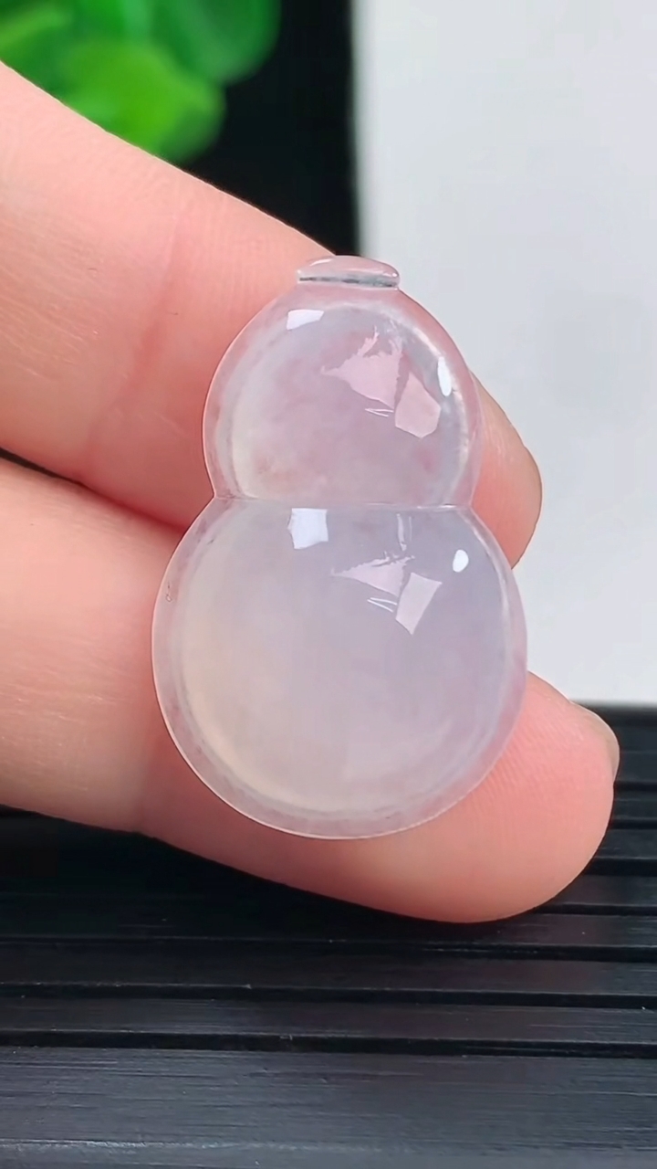 天然A货翡翠葫芦吊坠尺寸24.3-15.7-5.9重量:3.04g
4月10日