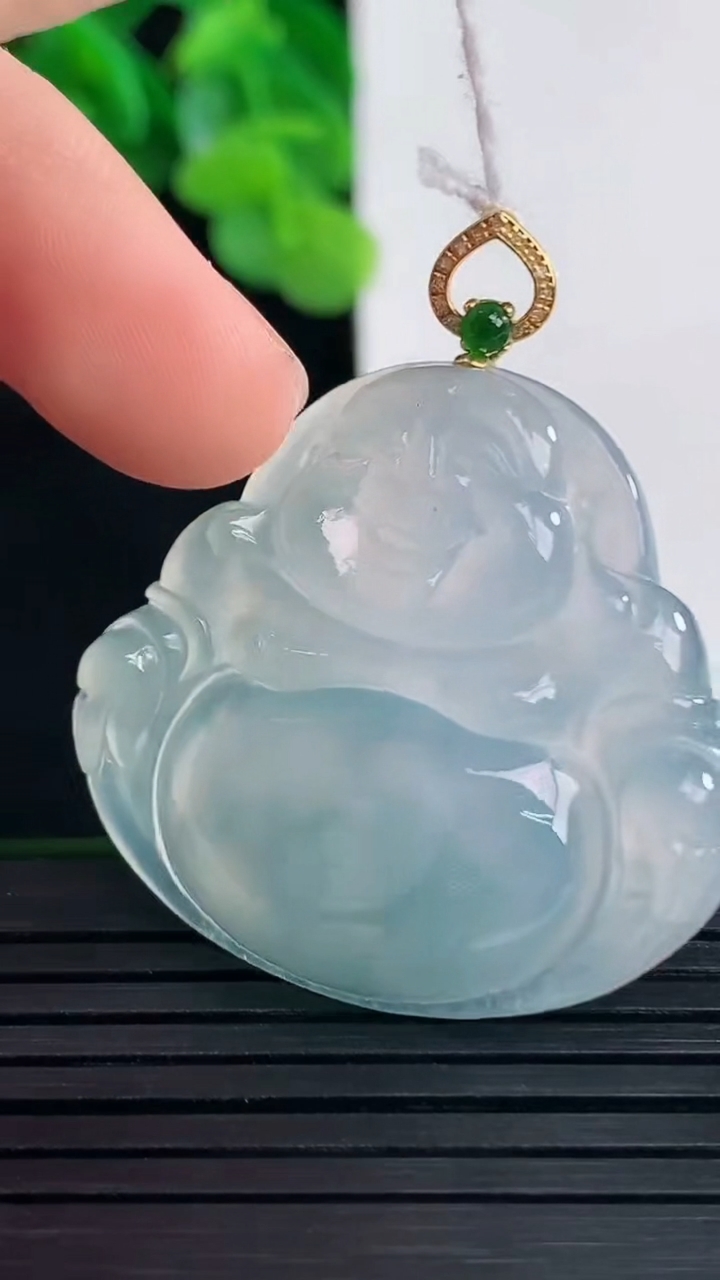 天然A货翡翠18K金紫罗兰佛公吊坠尺寸31.9-35.4-5.9重量:11.70g
4月10日