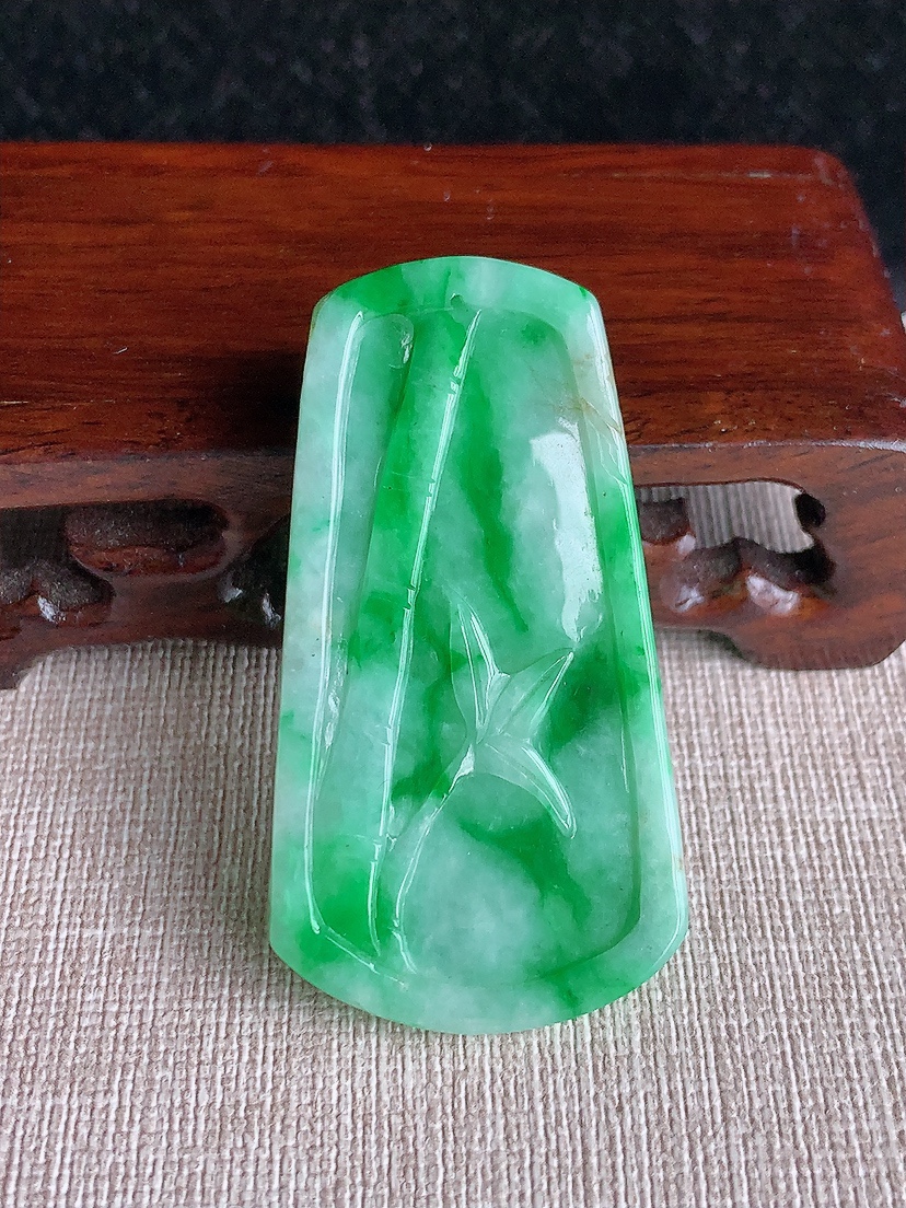 天然A货翡翠飘阳绿龙牌吊坠  
尺寸52.6-28.3-7.6mm 重量20.36g 0409