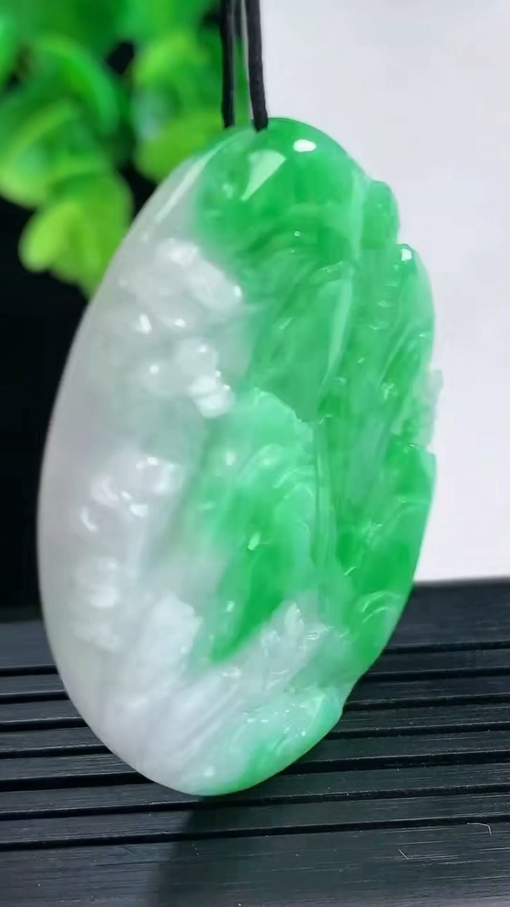 天然A货翡翠山水牌吊坠尺寸44.3-35.5-5.3重量:17.51g
4月10日