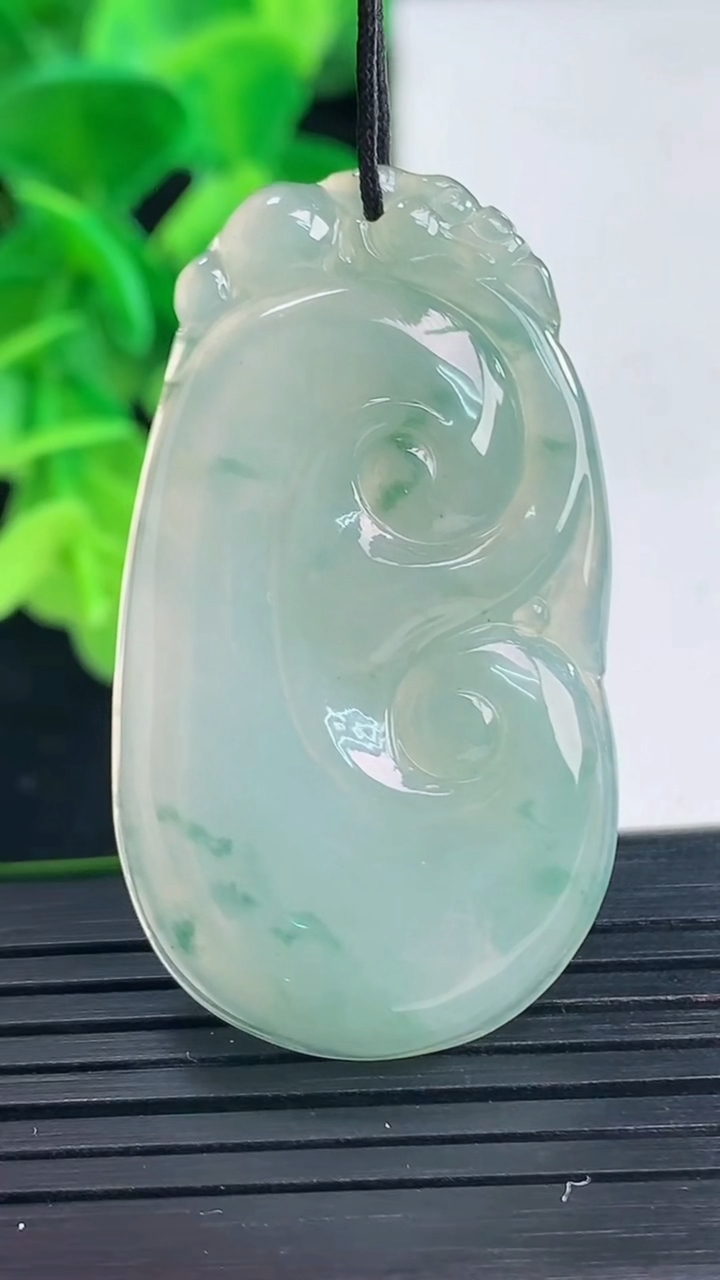 天然A货翡翠飘花如意吊坠尺寸42.6-24.2-4.6重量:9.86g
4月10日