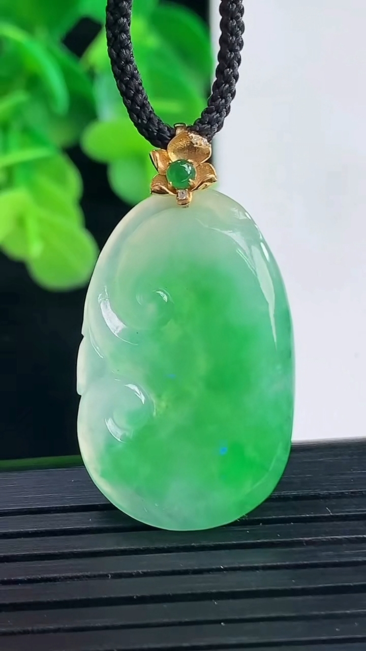 天然A货翡翠如意吊坠尺寸35.1-18.7-3.1重量:4.31g
4月10日