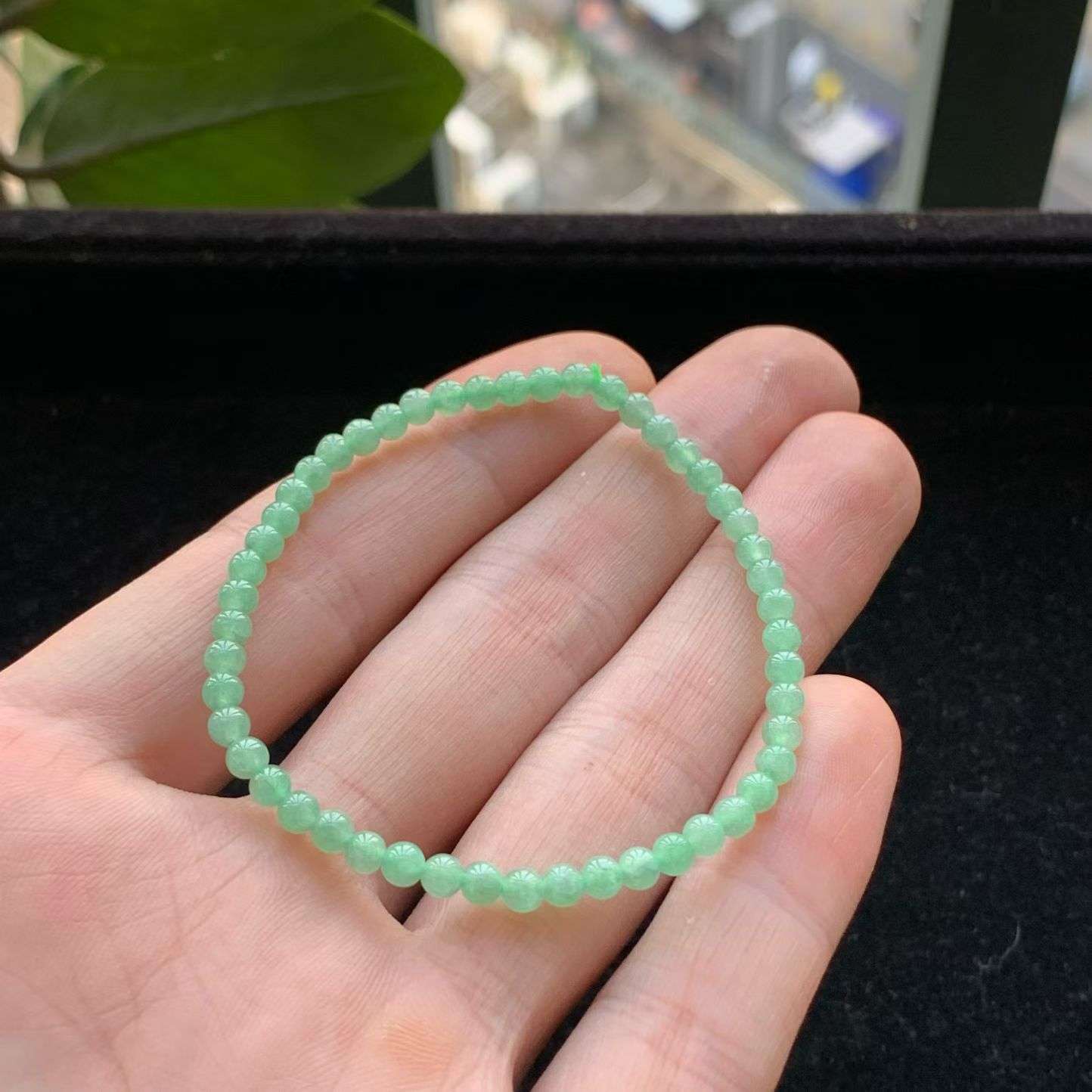 A货天然翡翠冰糯种满绿手链重量3.70
4月10日