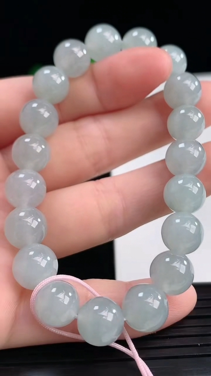 天然A货翡翠圆珠手串尺寸9.4-19颗重量:28.01g4月10日
工厂直销收藏佳品,种好水足，色泽均匀，有种有色，上手高大气！