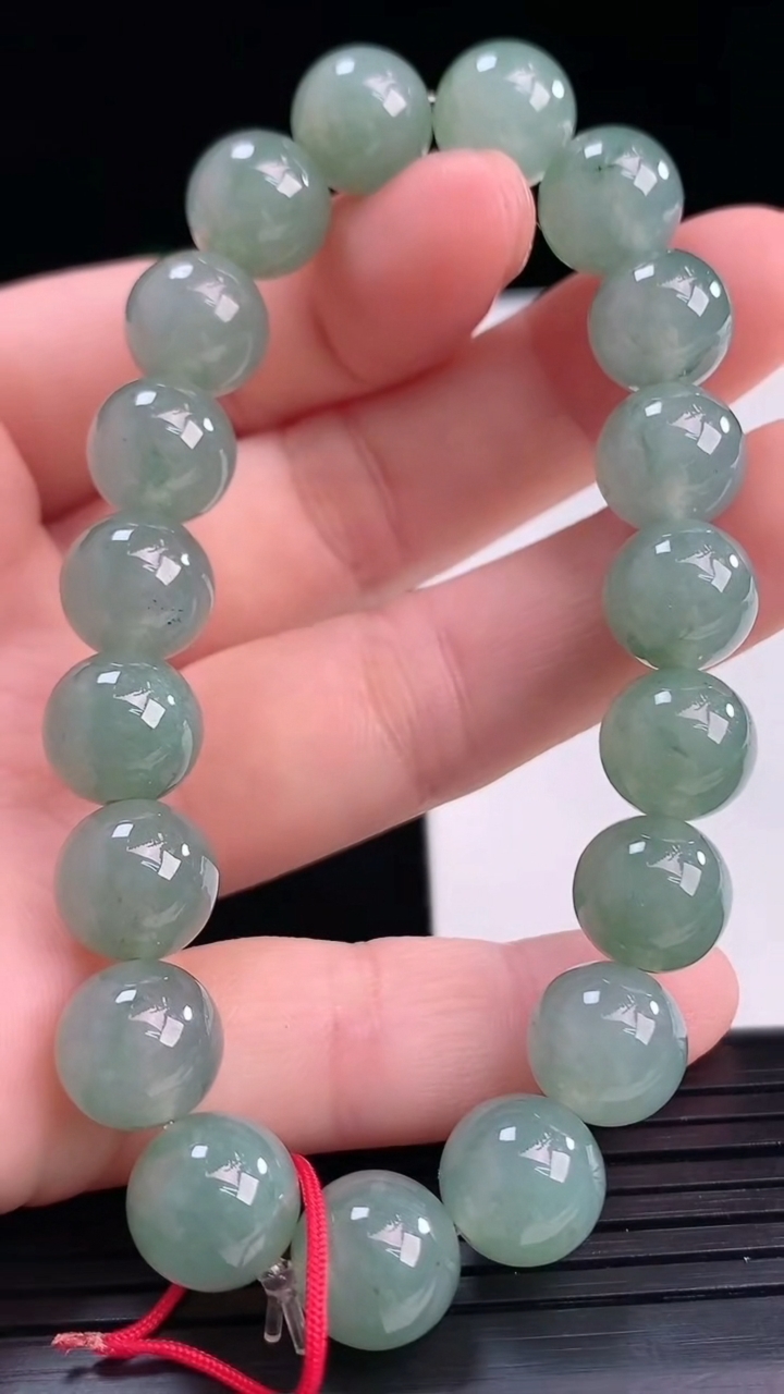 天然A货翡翠圆珠手串尺寸9.6-19颗重量:31.42g4月10日
工厂直销收藏佳品,种好水足，色泽均匀，有种有色，上手高大气！