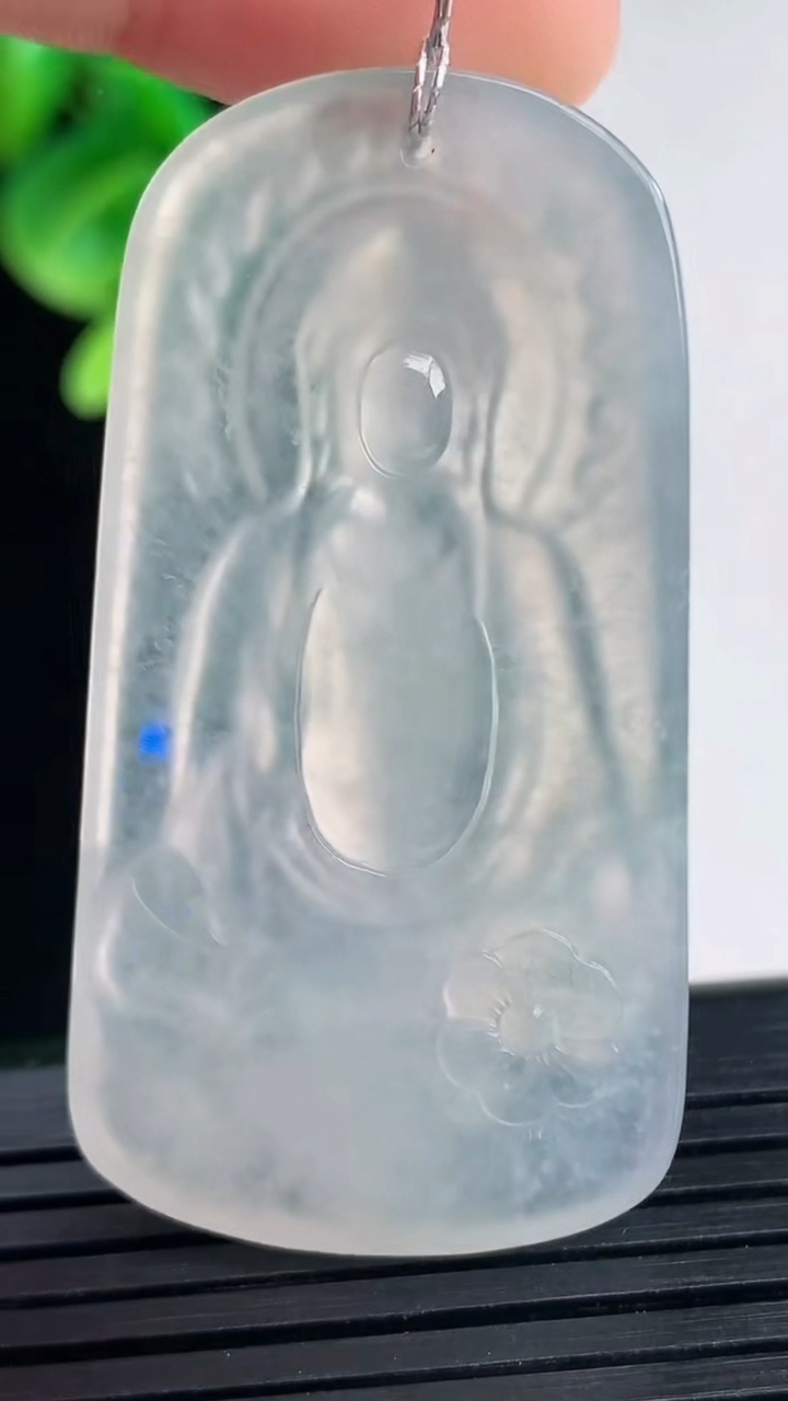 天然A货翡翠种白冰观音菩萨吊坠尺寸49.2-25.8-5.7重量:16.77g
4月10日