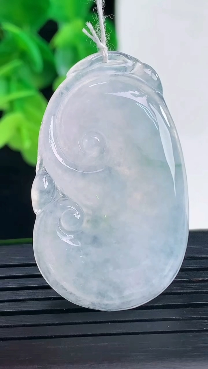 天然A货翡翠飘花如意吊坠尺寸40.7-24.5-4.1重量:8.63g
4月10日