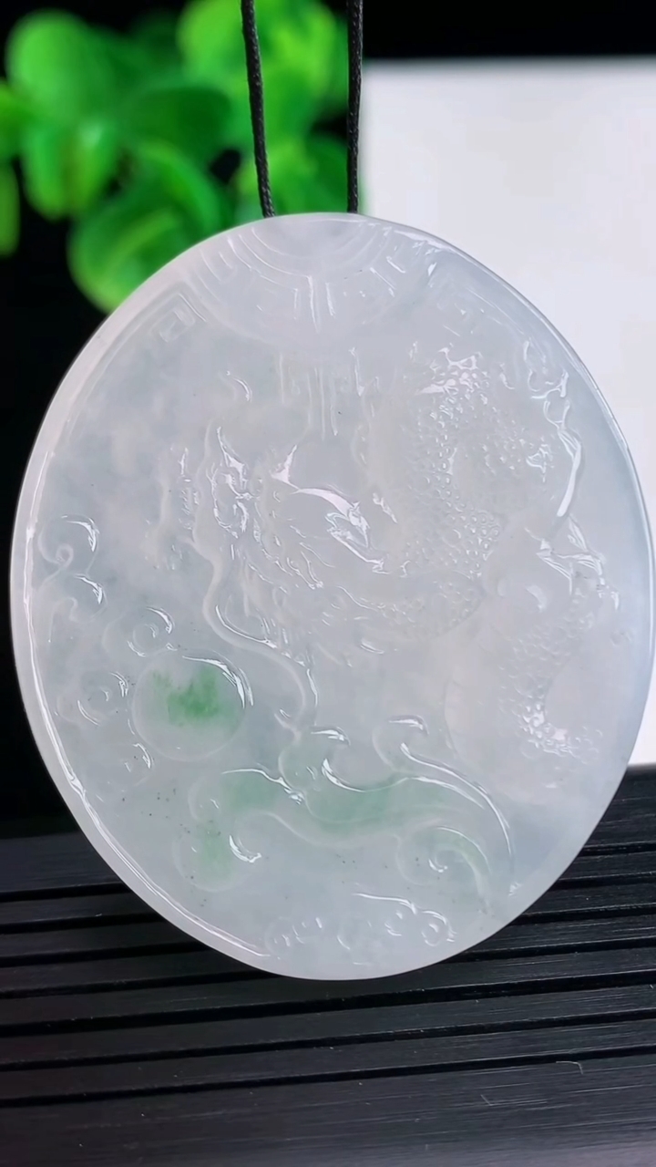 天然A货翡翠飘花龙牌吊坠尺寸48.7-41.1-4.6重量:24.33g
4月10日