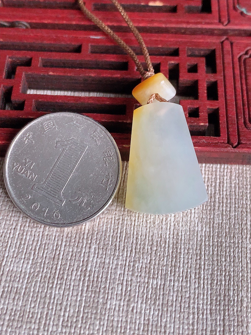 天然A货翡翠飘黄翡无事牌吊坠 
尺寸23.5-17-6mm 重量6.96g 0409
