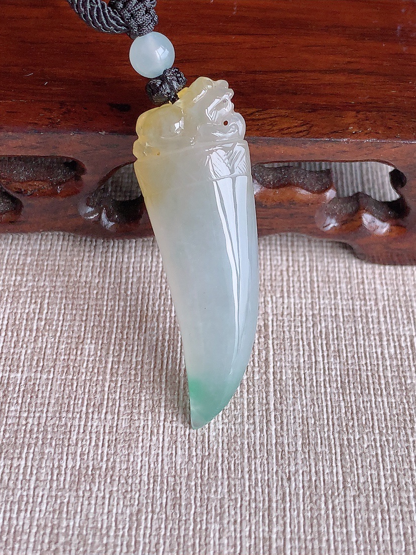 天然A货翡翠黄加绿双彩龙牙招财貔貅吊坠 
尺寸44.5-15-9mm 重量13.05g 0409