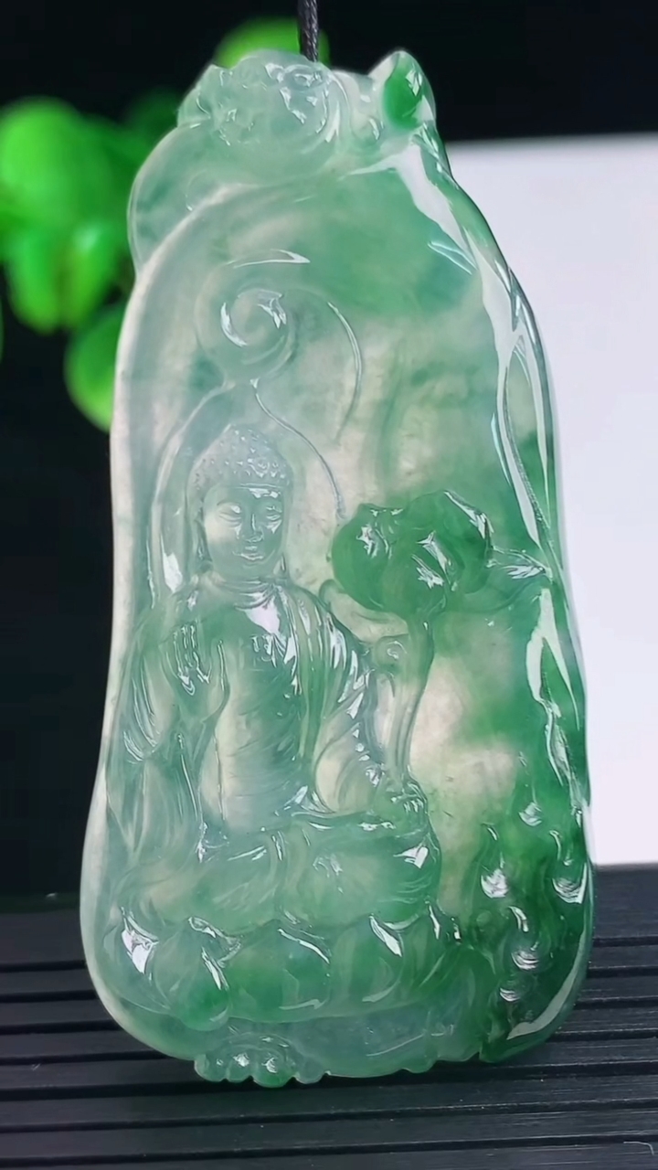 天然A货翡翠种飘花阿弥陀佛吊坠尺寸63.9-28.1-5.3重量:22.92g
4月10日