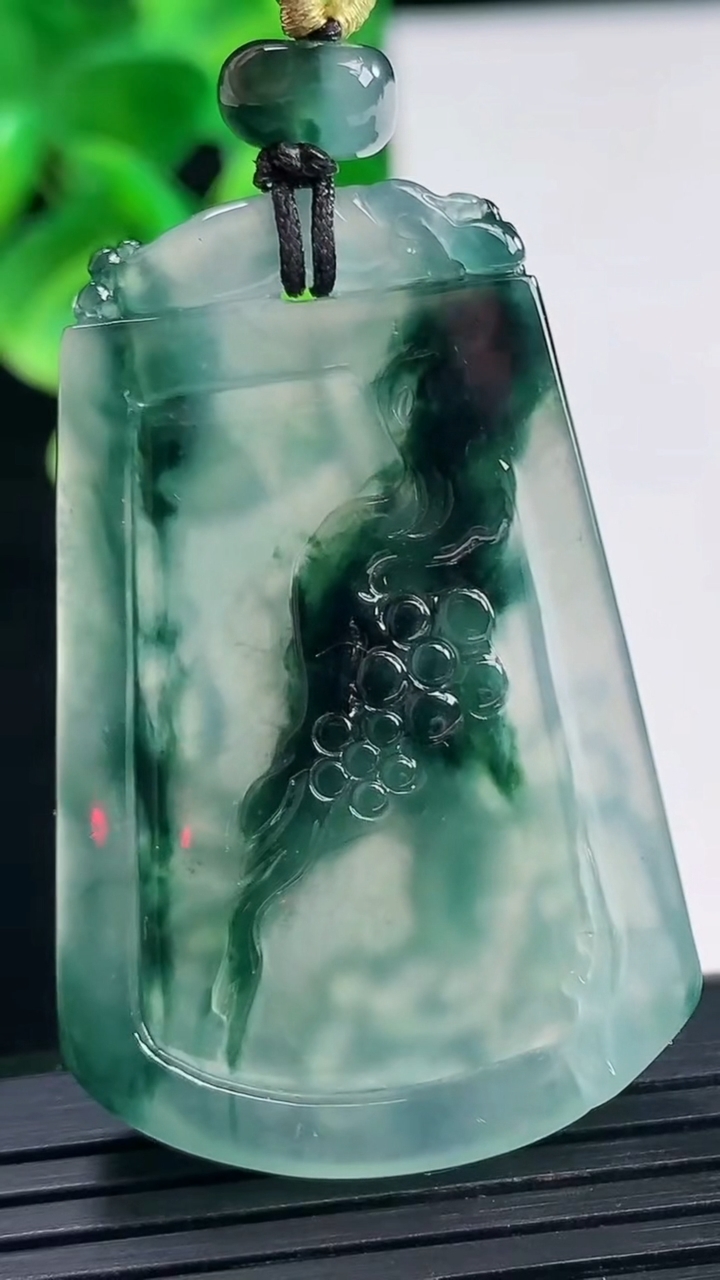 天然A货翡翠种飘花鸟语花香吊坠尺寸46.6-30.5-5.9重量:17.08g
4月10日