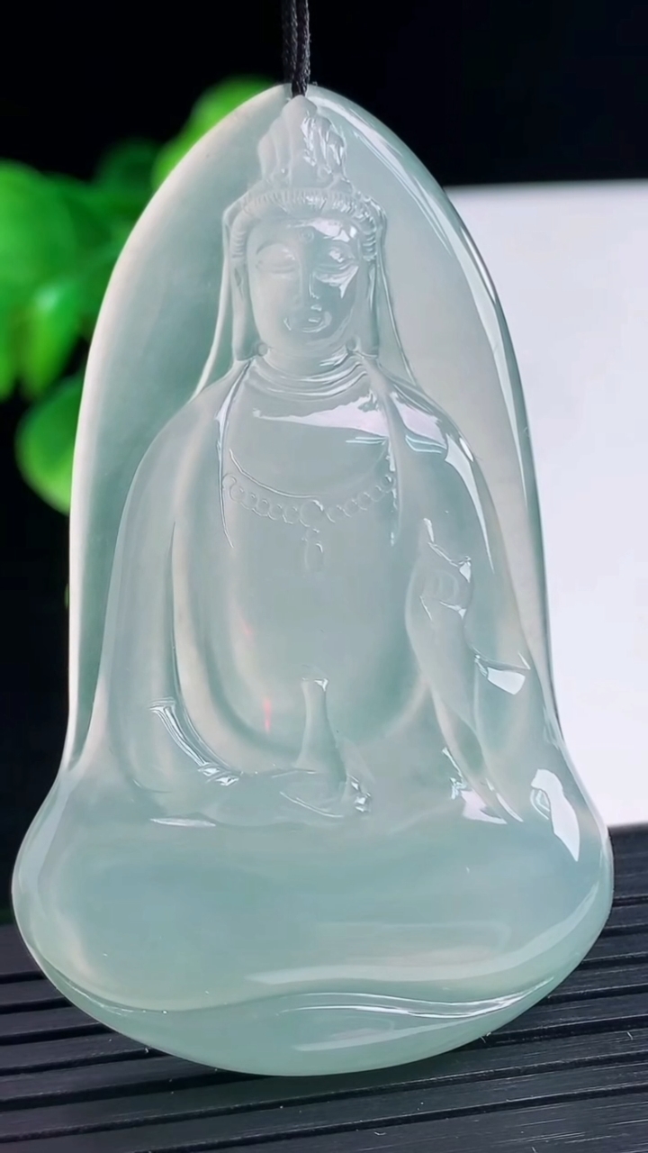 天然A货翡翠观音菩萨吊坠尺寸63.1-38.7-5.7重量:25.22g
4月10日