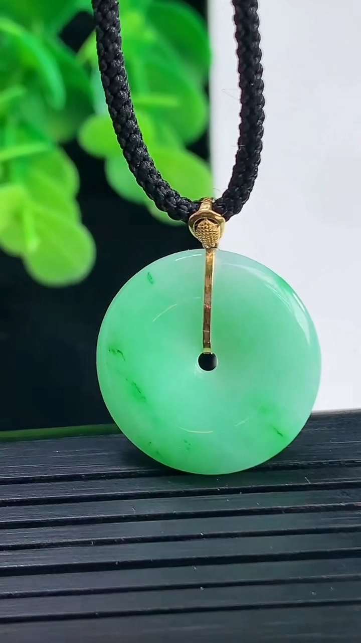 天然A货翡翠平安扣吊坠尺寸19.9-3.5重量:3.49g
4月10日