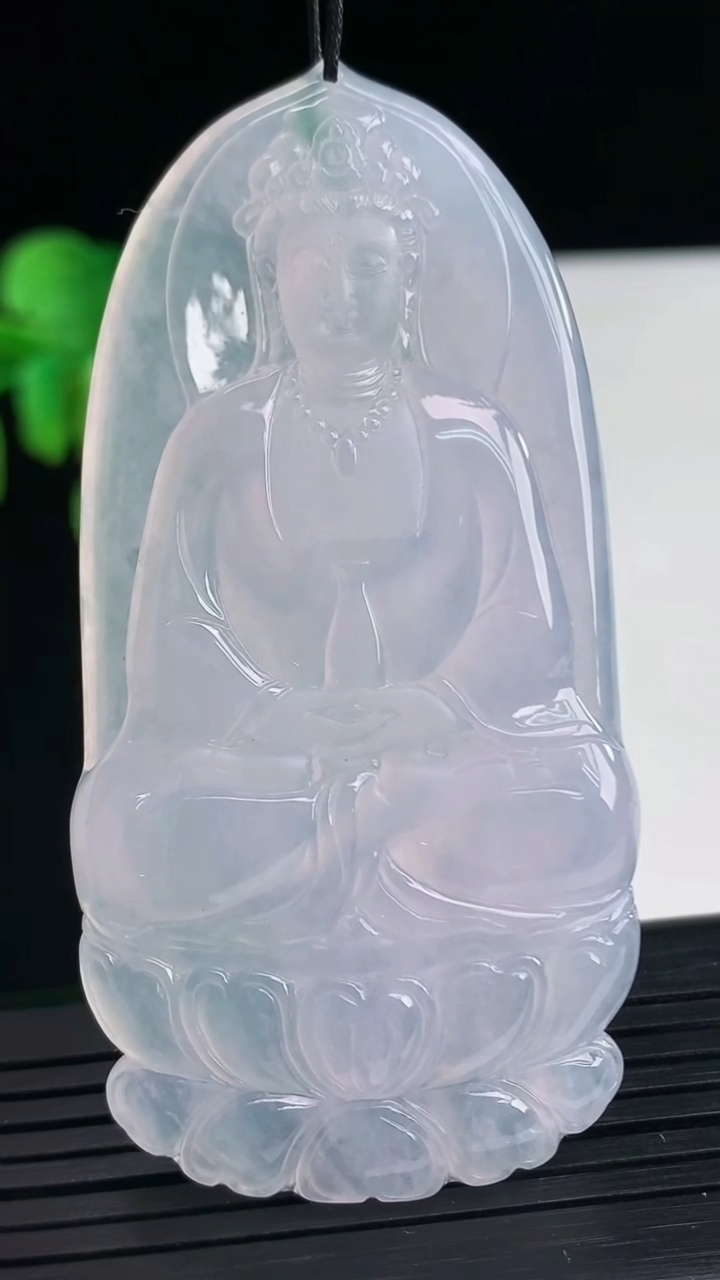 天然A货翡翠紫罗兰观音菩萨吊坠尺寸71.9-36.1-5.9重量:34.42g
4月10日