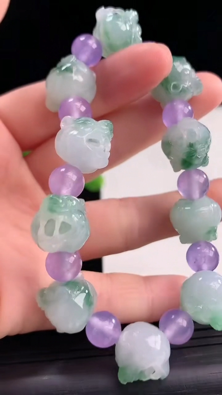 天然A货翡翠飘花狼头手串尺寸12.1-12.9-13.2重量:41.97g4月10日
工厂直销收藏佳品,种好水足，色泽均匀，有种有色，上手高大气！