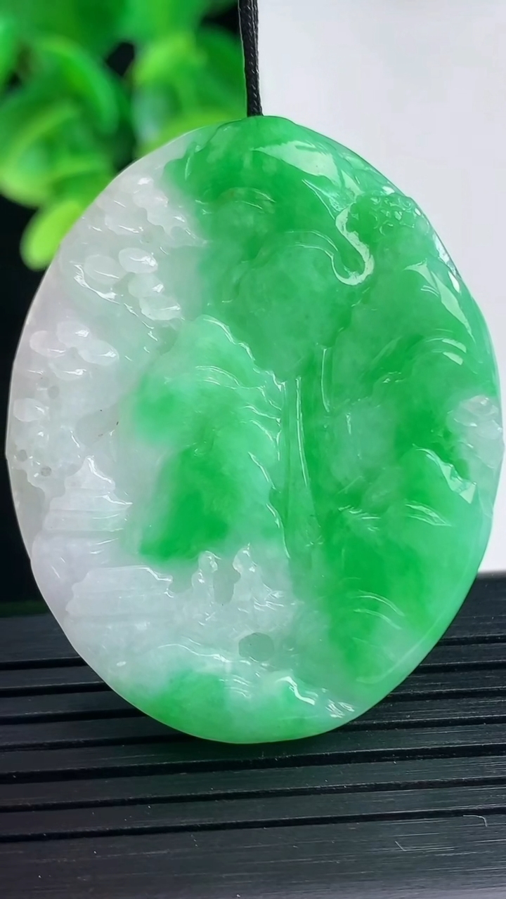 天然A货翡翠山水牌吊坠尺寸44.3-35.5-5.3重量:17.51g
4月10日