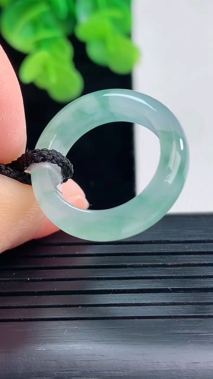 天然A货翡翠飘花指环戒指尺寸17.1-5.6-3.5重量:4.05g2026年4月10日
工厂直销收藏佳品,种好水足，色泽均匀，有种有色，上手高大气！