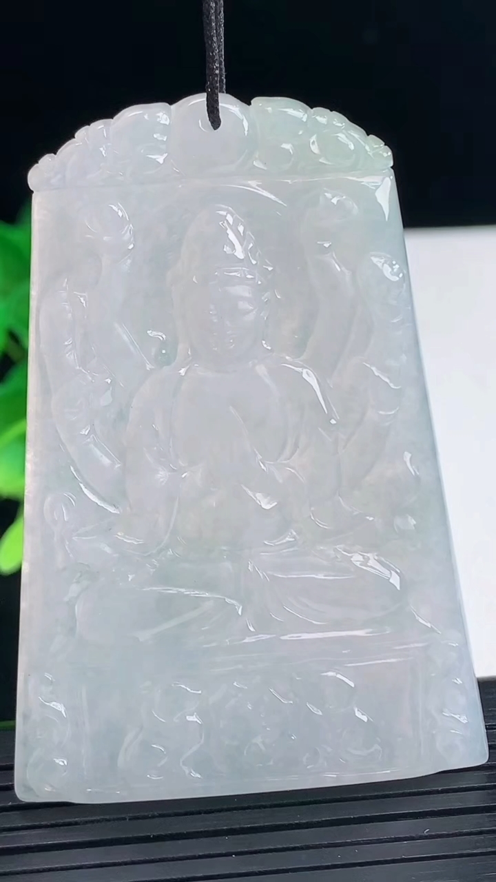 天然A货翡翠千手观音吊坠尺寸61.9-42.9-4.2重量:25.08g
4月10日