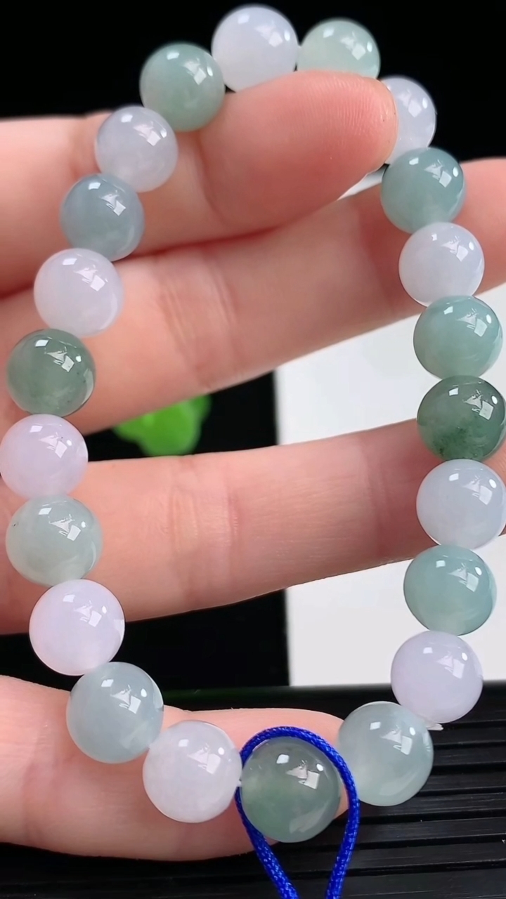 天然A货翡翠飘花圆珠手串尺寸7.9-22颗重量:20.30g4月10日
工厂直销收藏佳品,种好水足，