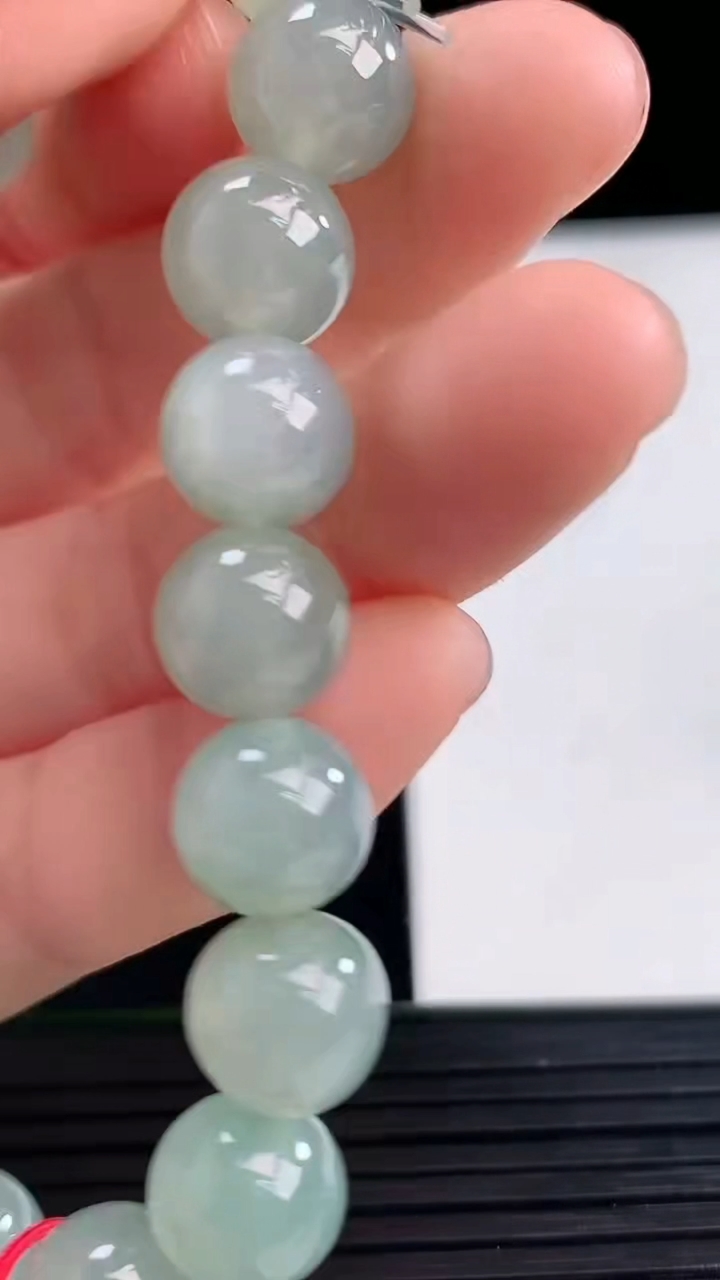 天然A货翡翠圆珠手串尺寸9.7-19颗重量:31.55g4月10日
工厂直销收藏佳品,种好水足，色泽均匀，有种有色，上手高大气！