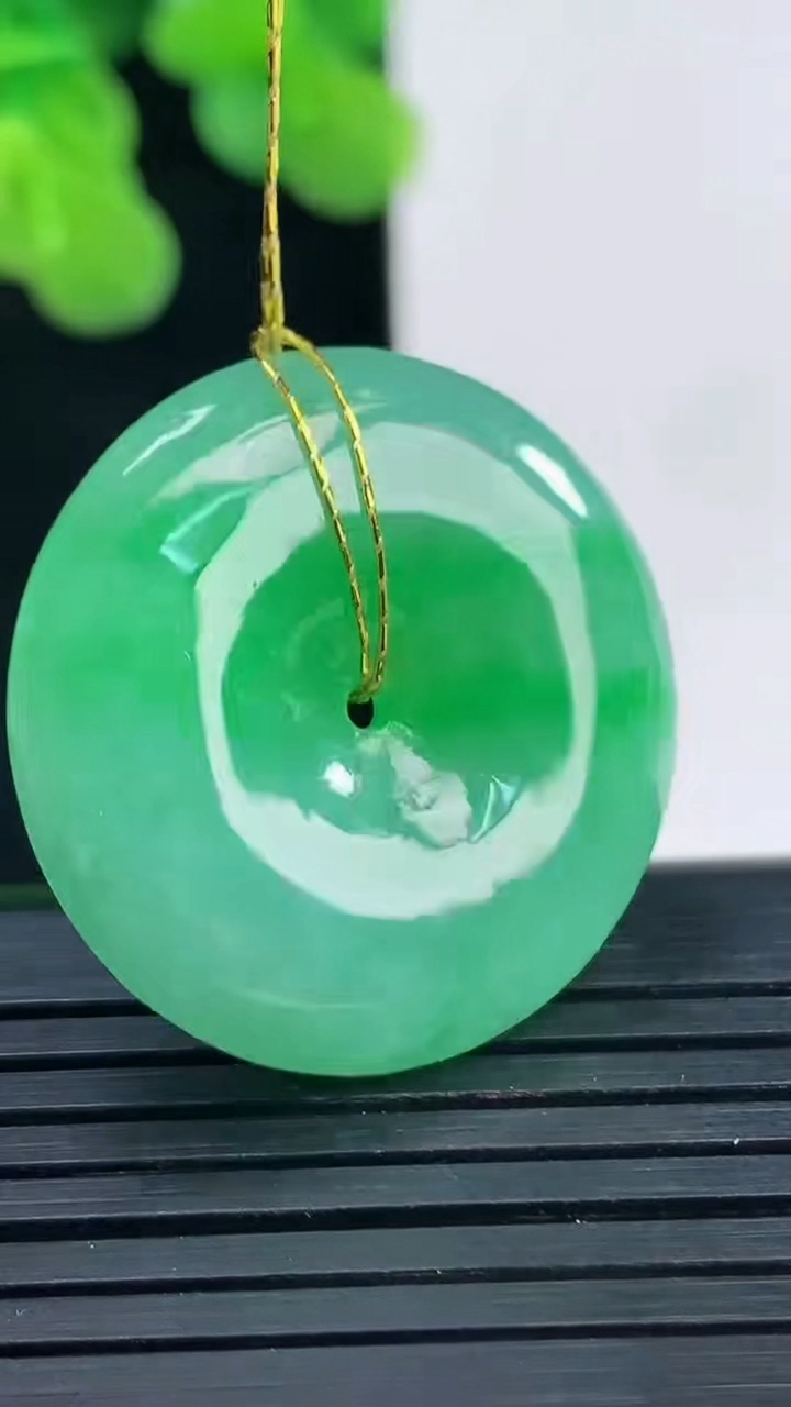 天然A货翡翠平安扣吊坠尺寸26.6-5.8重量:9.22g
4月10日