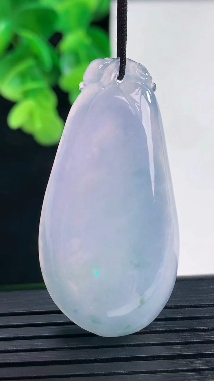 天然A货翡翠紫罗兰飘花福瓜吊坠尺寸45.8-23.2-8.8重量:16.51g
4月10日